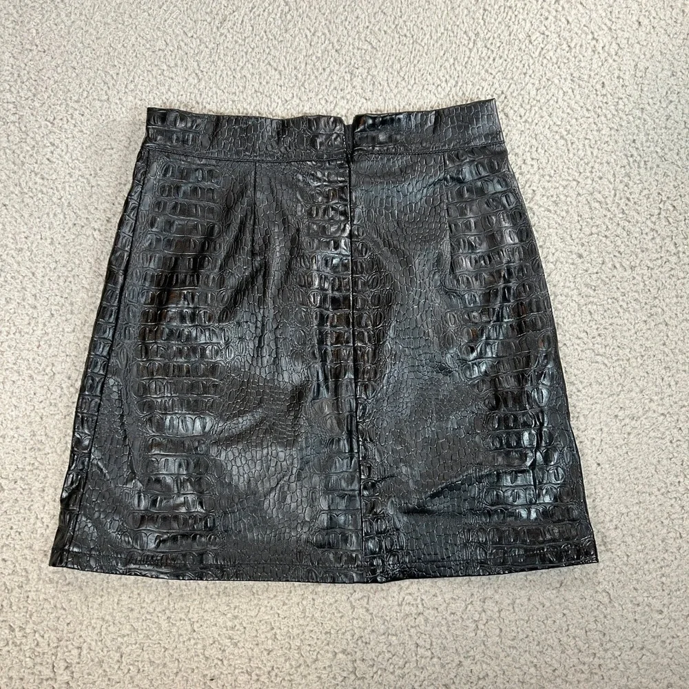 Akira‎ Black Croc Embossed Faux Leather Mini Skirt Size S Zipper Back